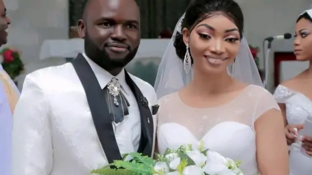 Di na nwunye gbara akwụkwọ n'ụlọụka