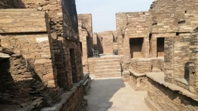 تخت باہی، بدھا، مجسمہ