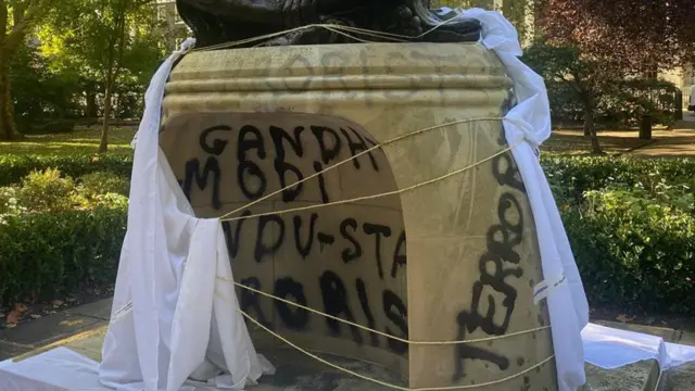 గాంధీ విగ్రహం ధ్వంసం