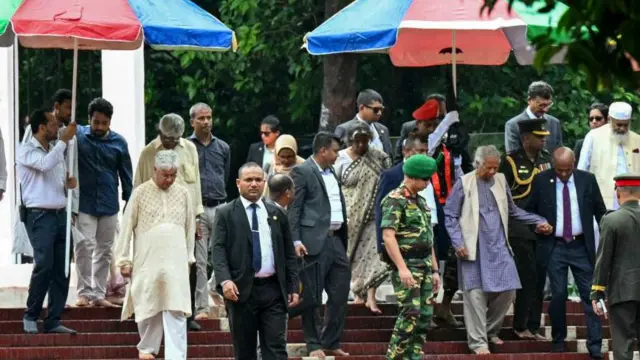 শহীদ মিনারে অন্তর্বর্তী সরকারের উপদেষ্টারা 