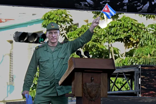 Chủ tịch Miguel Díaz-Canel vẫy quốc kỳ trong các hoạt động kỷ niệm 65 năm Chiến thắng Vịnh Con Heo vào ngày 16/4/2026