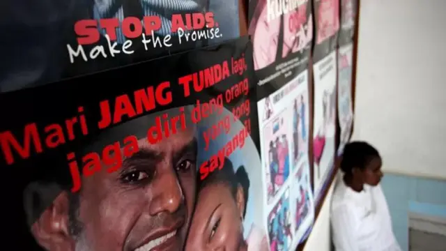 Seorang perempuan Papua dengan HIV menunggu perawatan di sebuah rumah sakit pada 5 Oktober 2009 di Merauke, Papua. 