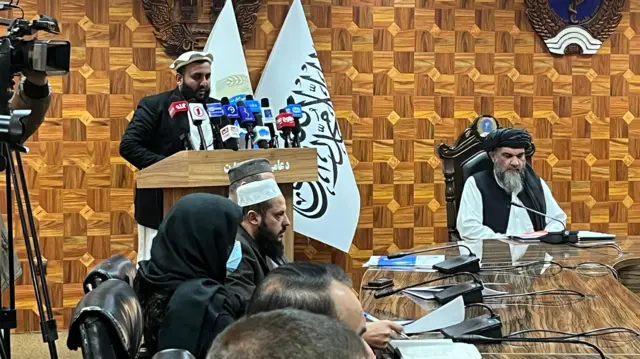 از راست به چپ؛ قاری عبدالولی صدیقی، معاون مالی و اداری وزارت صحت عامه و داکتر شرافت زمان، سخنگوی این وزارت در روز جهانی مبارزه با ایدز اول دسامبر ۲۰۲۵