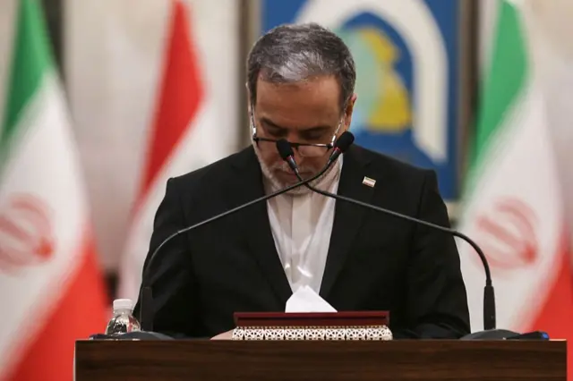 عراقجي ينظر إلى ملاحظاته خلال مؤتمر صحفي مع نظيره العراقي في بغداد، بالتزامن مع استمرار المفاوضات بشأن الحرب وتوتر الملاحة في مضيق هرمز.