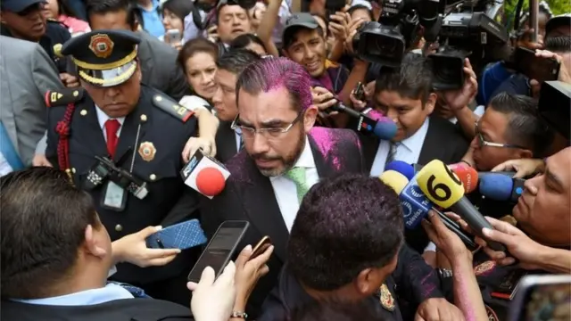 Jesús Orta rodeado de reporteros