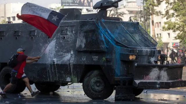 Manifestante con la bandera chilena.