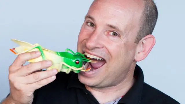 타미르는 어린 시절부터 메뚜기에 관심이 많았다고 한다