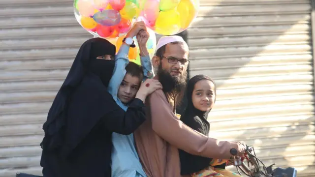 Покистон Карочисидаги мусулмон оила Ҳайитни нишонлаш учун йўлга чиқди