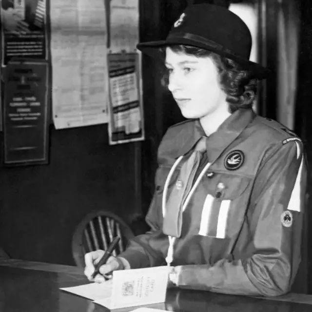 1937లో ఎలిజబెత్ 2 ఒక గైడ్‌గా పని చేసినప్పటి ఫొటో