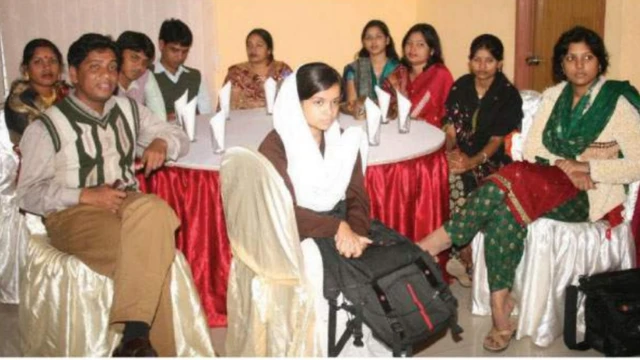 খুলনায় ২০১১ সালের সম্মেলনে ছবির বাঁ দিকে মুকুল সরদার।