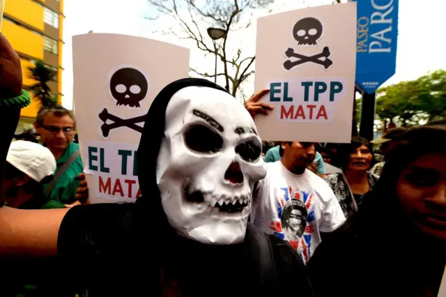 Protesto contra a TPP no Peru no qual manifestantes exibem cartazes com os dizeres: "TPP mata"