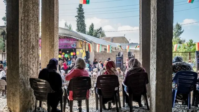 هر کانتون روژاوا از انجمنهای محلی، شهرکها و ناحیهها تشکیل میشود که آنها هم انتخابات خودشان را دارند