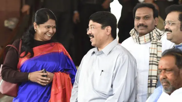 இந்தி அரசியல்: எதிர்க்கும் தென் இந்தியா - அரசியலாகிறதா கனிமொழியின் விமான நிலைய அனுபவம்?