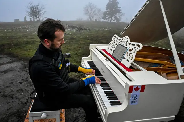 عازف البيانو الليتواني داريوس مازينتاس يعزف مقطوعة للموسيقار الأوكراني فالنتين سيلفستروف، على جبل كريمينتس في إيزيوم، منطقة خاركيف، شرق أوكرانيا، وهي منطقة تم تحريرها مؤخرًا من القوات الروسية.