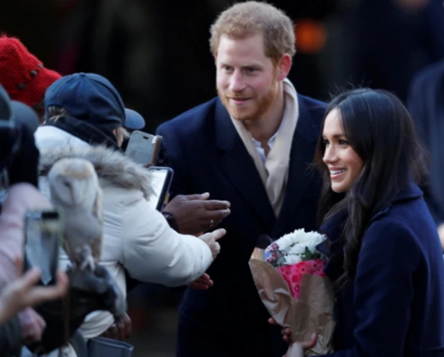 ทั้งสองทักทายหยอกล้อเด็กน้อยที่มอบช่อดอกไม้ให้น.ส.มาร์เคิล