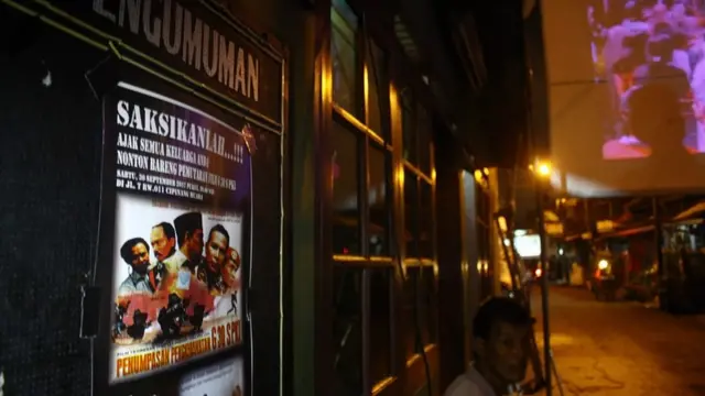 เจ้าหน้าที่เตรียมจอฉายภาพยนตร์ “การทรยศของขบวนการ 30 ก.ย. – พรรคคอมมิวนิสต์อินโดนีเซีย (PKI)” หรือ G30S/PKI ซึ่งสร้างโดยรัฐบาลและจัดฉายให้ดูเป็นประจำทุกวันที่ 1 ต.ค. เนื้อเรื่องบอกเล่าถึงการเข้ายึดอำนาจและสังหารผู้นำกองทัพโดยพรรคคอมมิวนิสต์อินโดนีเซีย เมื่อ 30 ก.ย. 2508