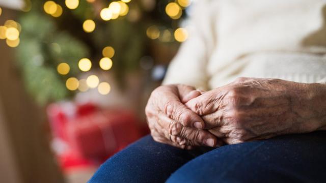 Foto aproximadasite de aposta online confiavelmãos envelhecidas pertosite de aposta online confiavelárvoresite de aposta online confiavelNatal