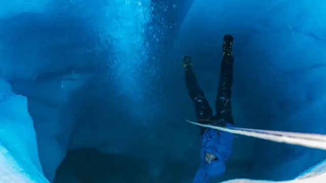 Robert Macfarlane bajando por el glaciar Knud Rasmussen, en Groenlandia.