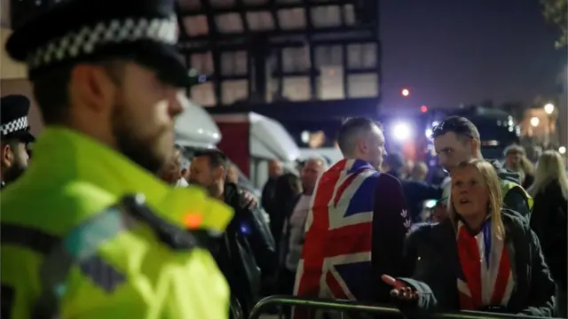 Поліцейський спостерігає за акцією протесту