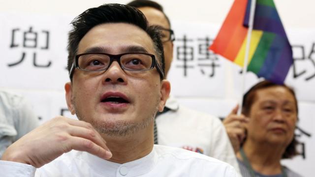 香港大愛同盟創始成員黃耀明在香港立法會大樓出席LGBT群體評論政治改革活動（18/5/2015）