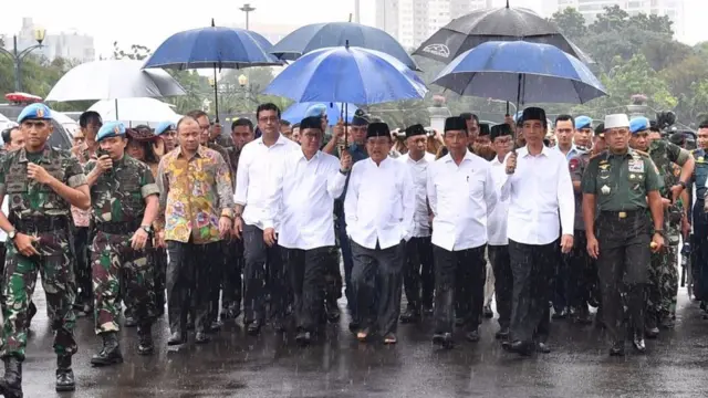 Menteri Agama Lukman Hakim, Wapres Jusuf Kalla, Menkopolhukam Wiranto, Presiden Jokowi, serta Panglima TNI Gatot Nurmantyo saat berjalan menuju Monas untuk salat Jumat, 2 Desember 2016.