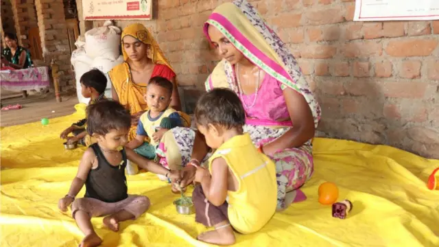 પોતાનાં બાળકો સાથે મહિલાઓ