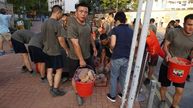 Quân đồn trú của Quân đội Nhân dân Trung Hoa bất ngờ xuất hiện công khai dọn dẹp đường phố Hong Kong hôm 16/11