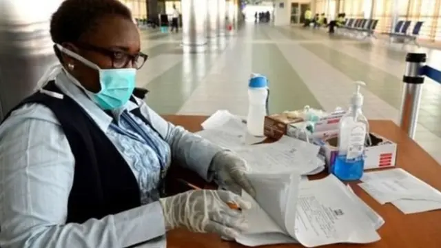 Mwanamke alivalia barakoa