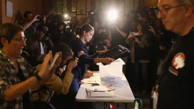 เจ้าหน้าที่เปิดหีบบัตรลงประชามติใบแรกเพื่อนับผลลงคะแนนเมื่อวันที่ 1 ต.ค. ที่ผ่านมา