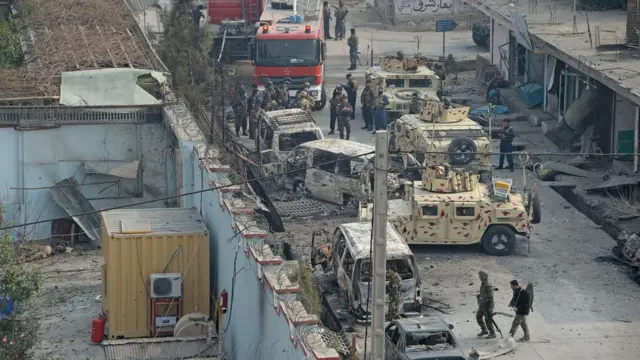 मौक़े पर मौजूद सुरक्षा बल