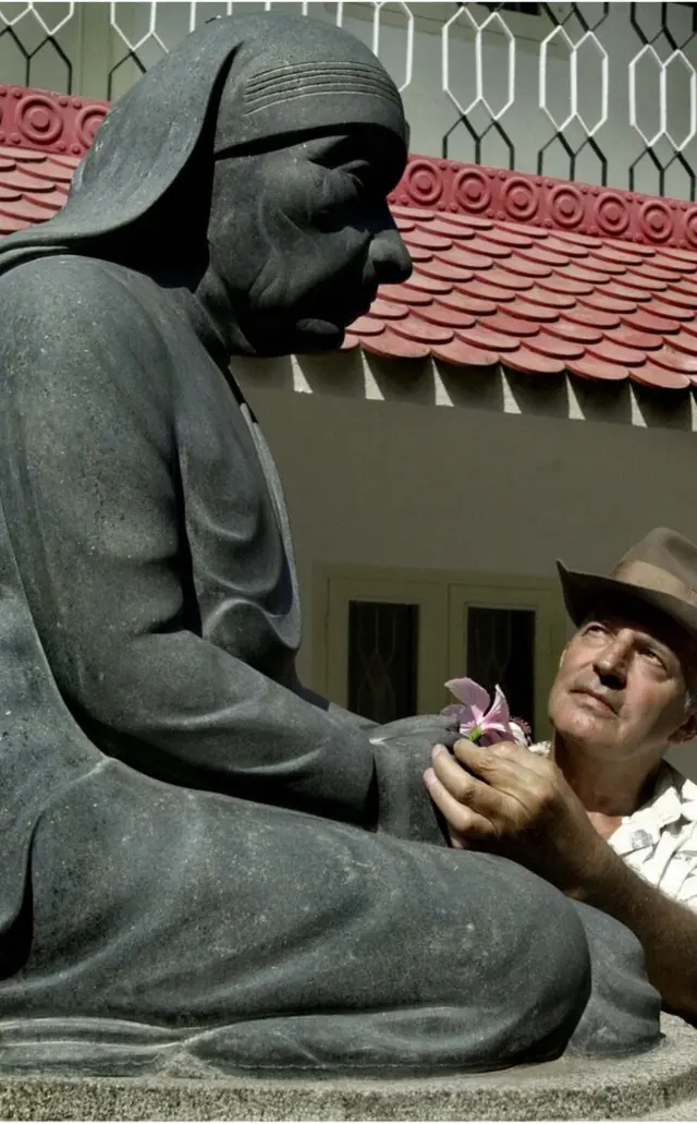 அன்னை தெரசா சிற்பம்