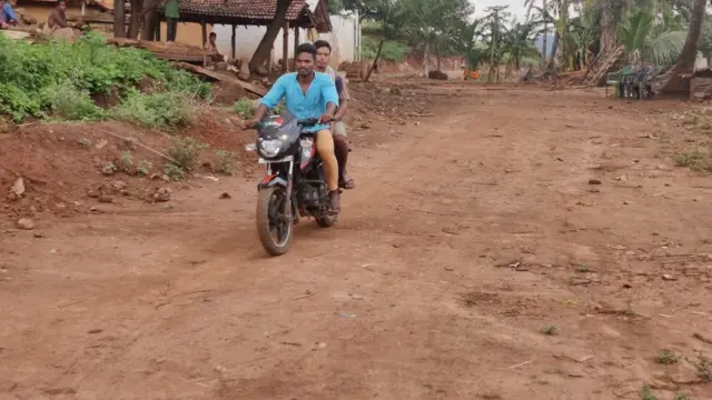 రోడ్డు పై ప్రయాణిస్తున్న యువకులు