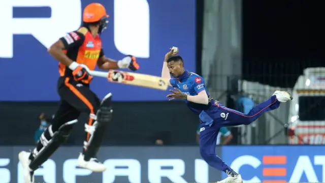 हार्दिक पंड्या के डायरेक्ट थ्रो से कप्तान वार्नर और अब्दुल समद रन आउट