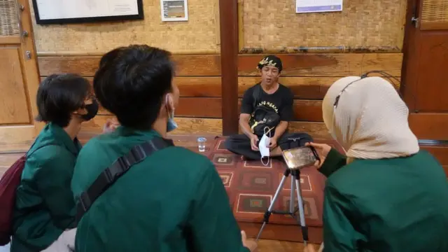 Kegiatan di Kampung Cirendeu