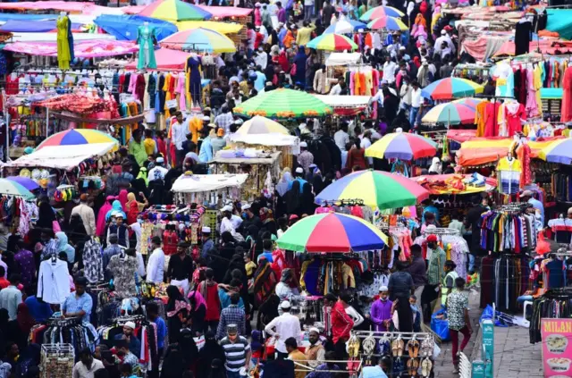 పాతబస్తీలో రద్దీ