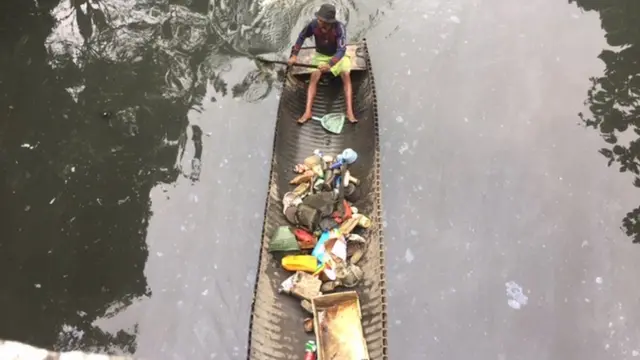Man wey dey inside canoe dey pack dirty.
