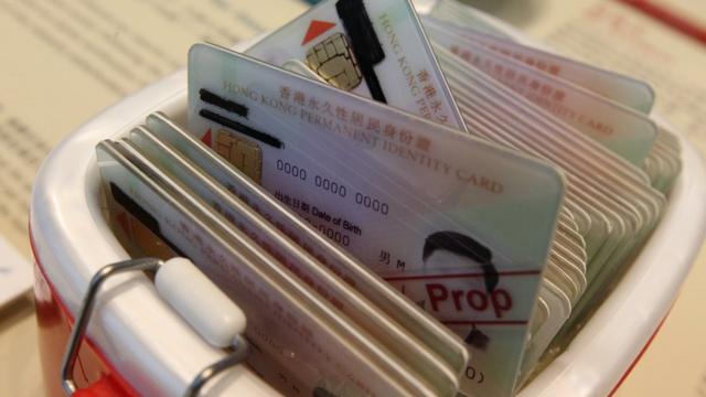 香港廉政公署總部開放日上展示的證物道具——詐騙分子用來扣押受害人身份證的保溫飯盒（資料圖片）