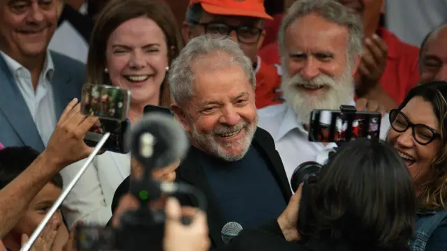 Lula faz discurso após ser libertado na sexta (18), ao lado da namorada efutebol ao vivo onlineGleisi Hoffman