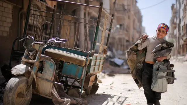 เด็กน้อยเดินอยู่ท่ามกลางซากความเสียหายในเมืองดูมา ของซีเรีย