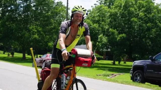 Conner ayaa ogaaday in ay macquultahay in uu Jack la kulmi doono isaga oo baaskiil ku sii safraya