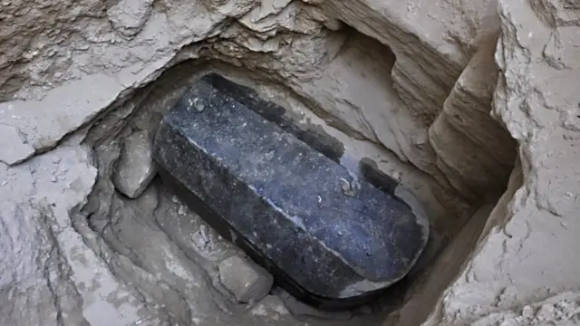 Cette photo transmise par le ministère égyptien des antiquités révèle un sarcophage de 30 tonnes, 265 cm de long, 185 cm de hauteur et 165 cm de largeur a été retrouvé à 5 mètres sous terre.