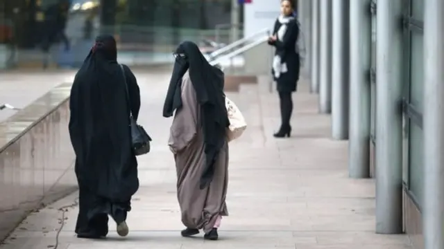 İki çarşaflı peçeli kadın