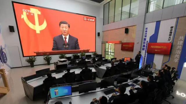 Китайские полицейские слушают доклад главы КНР Си Цзиньпина на съезде Компартии Китая