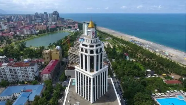 در سال‌های اخیر تعداد زیادی از شهروندان ایرانی برای کسب اقامت دائم در گرجستان خانه خریده‌اند