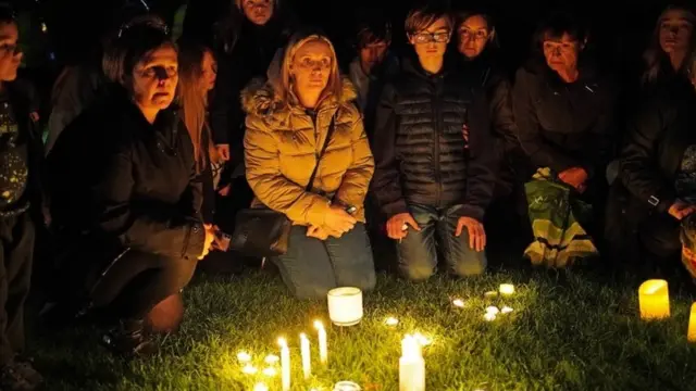 出席燭光守夜活動的民眾