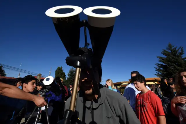 جمعیت زیادی در کویهایکو در جنوب شیلی برای دیدن کسوف امروز جمع شدند.