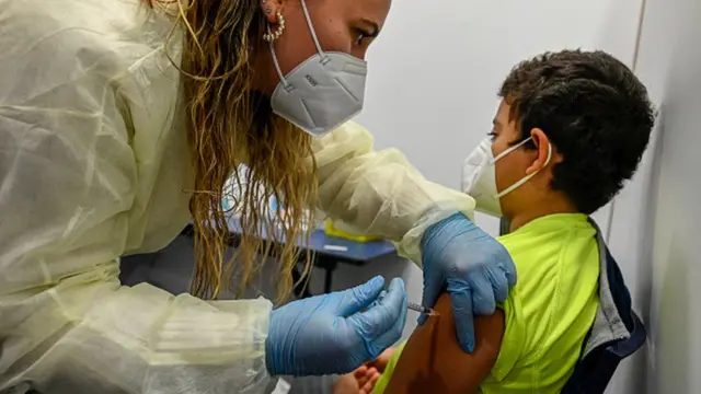 Criança é vacinada no braço