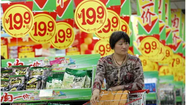 ผู้หญิงซื้อของในซูเปอร์มาร์เก็ต