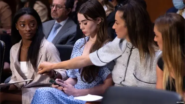 सिमोन बाईल्स, मेकेला मारोनी, अॅली रेझमन आणि मॅगी निकोल्स