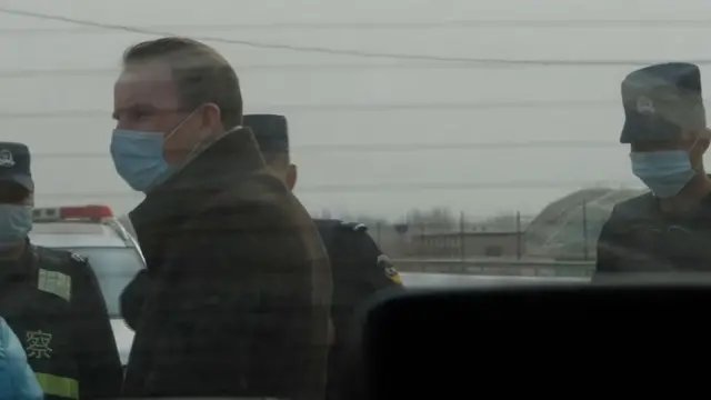 2020 වසර අග භාගයේ දී ජෝන් සඩ්වර්ත් සහ ඔහුගේ කණ්ඩායම ෂින්ජියෑන් කලාපයට යමින් සිටියදී පසුපසින් ආ පිරිසක් විසින් ඔහුගේ කැමරාවේ සටහන් වී තිබුණු රූප මකා දමන ලදී